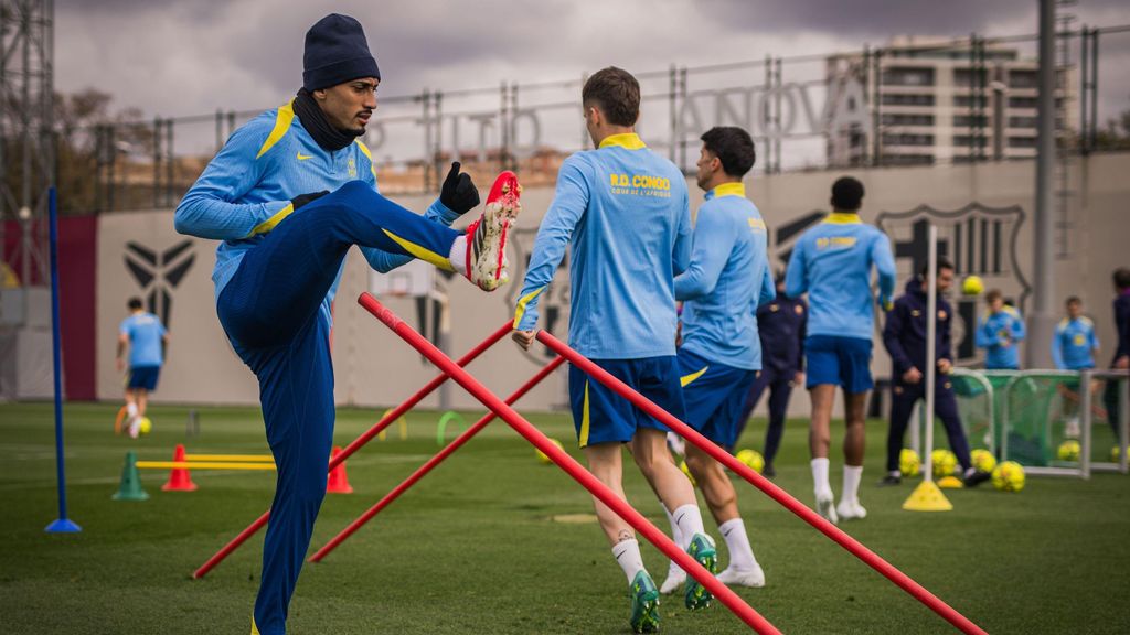 Raphinha se ejercita en un entrenamiento del Barça.jpg