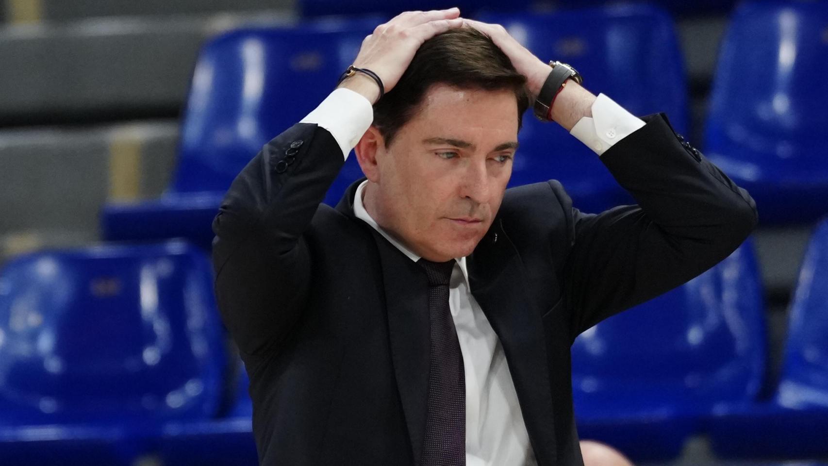 Xavi Pascual se echa las manos a la cabeza en el Barça de basket-Hapoel Tel Aviv de la Euroliga