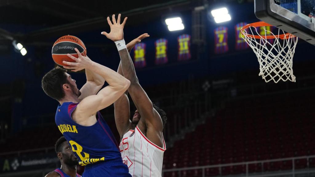 Darío Brizuela prova un llançament al Barça de bàsquet-Hapoel Tel Aviv de l'Eurolliga