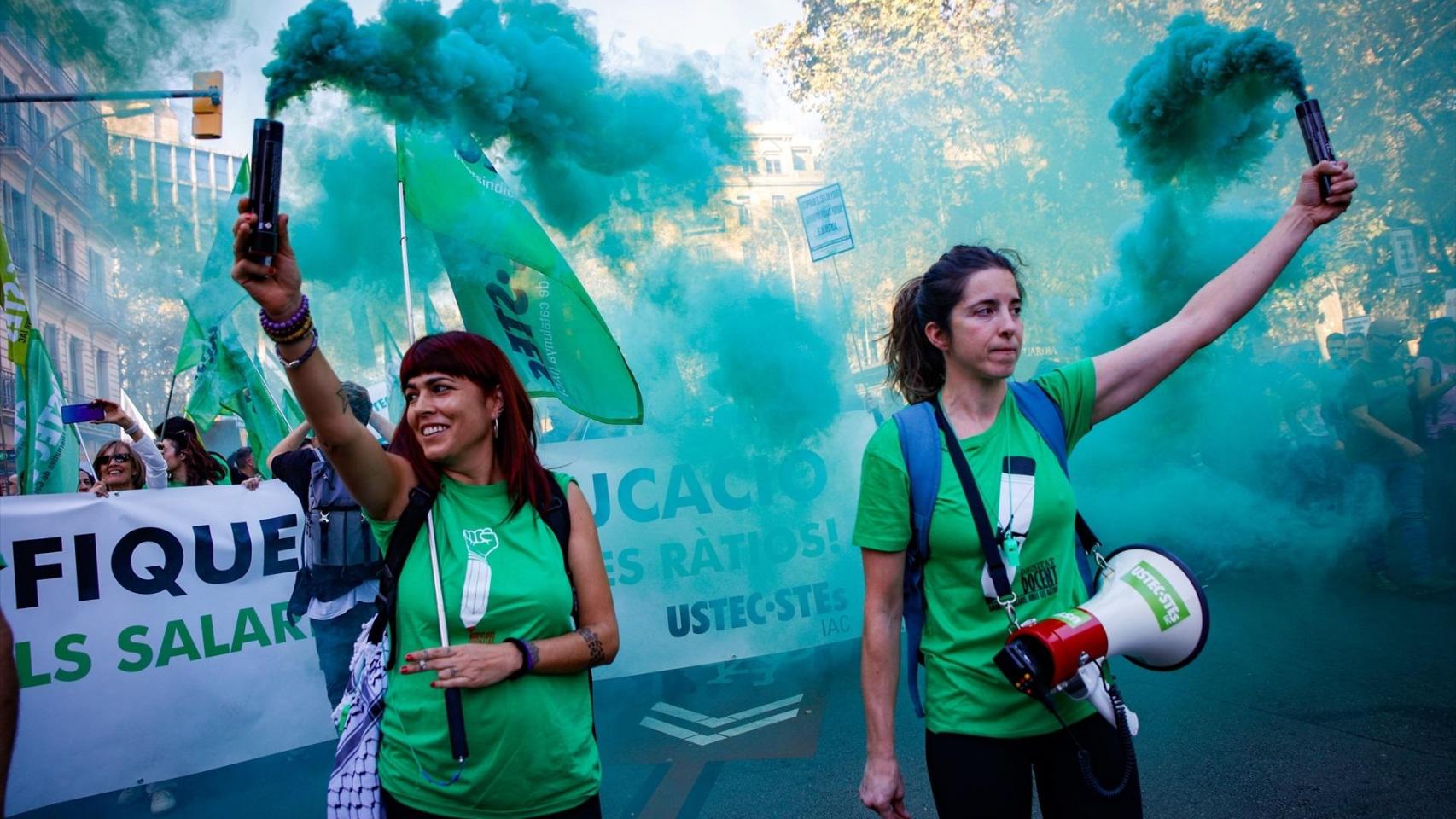 Manifestación de sindicatos educativos Ustec·Stes, Aspepc, CC.OO., CGT y UGT, a 15 de noviembre de 2025, en Barcelona