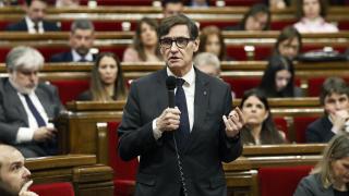 El presidente de la Generalitat de Cataluña, Salvador Illa, durante la sesión de control al Govern en el pleno del Parlment