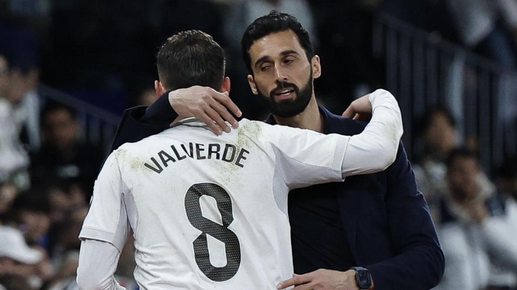Fede Valverde se abraza con Álvaro Arbeloa tras ser sustituido en el Real Madrid-Elche de la Liga