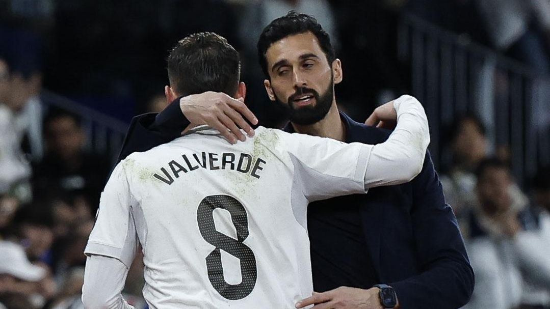 Fede Valverde se abraza con Álvaro Arbeloa tras ser sustituido en el Real Madrid-Elche de la Liga