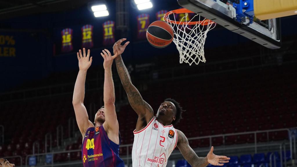 Darío Brizuela prueba un lanzamiento en el Barça de basket-Hapoel Tel Aviv de la Euroliga