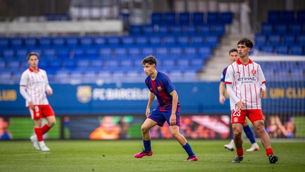 Adam Argemí en el derbi del Barça B contra el Girona B de Segunda Federación.jpg