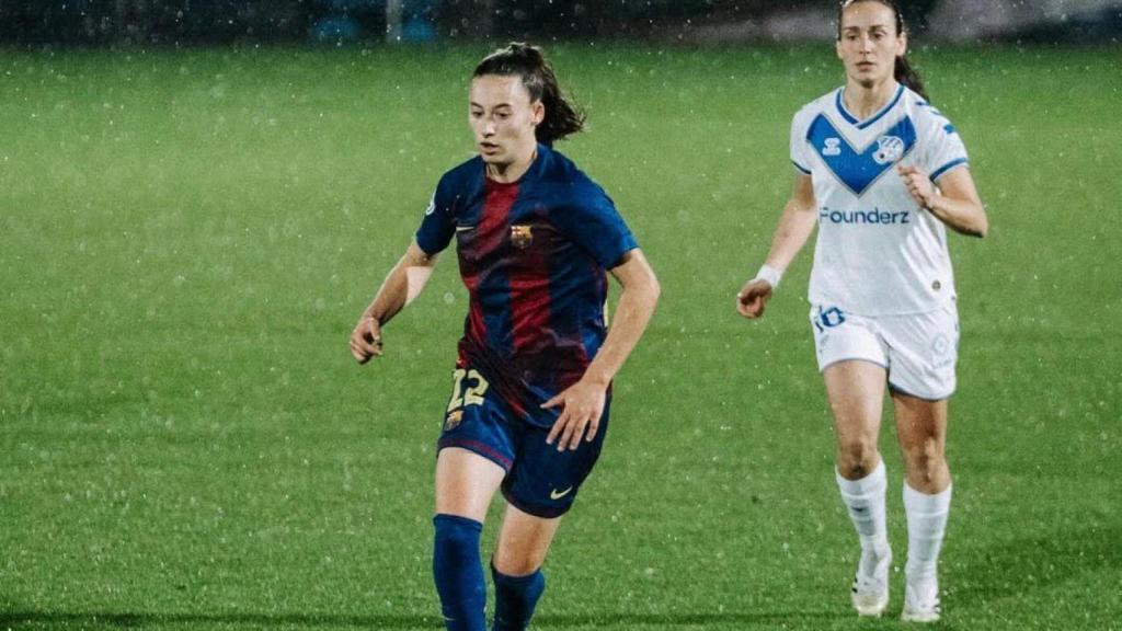 Rosalía Domínguez conduce el balón en los pies en un partido del Barça Femenino B