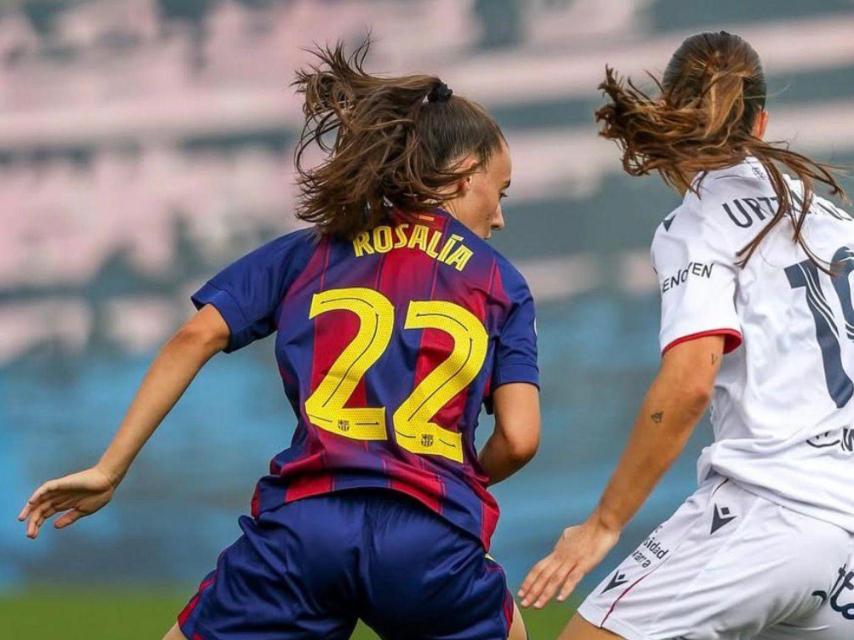 Rosalía Domínguez conduce el balón en los pies en un partido del Barça Femenino B
