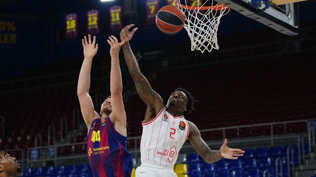 Darío Brizuela prova un llançament al Barça de bàsquet-Hapoel Tel Aviv de l'Eurolliga