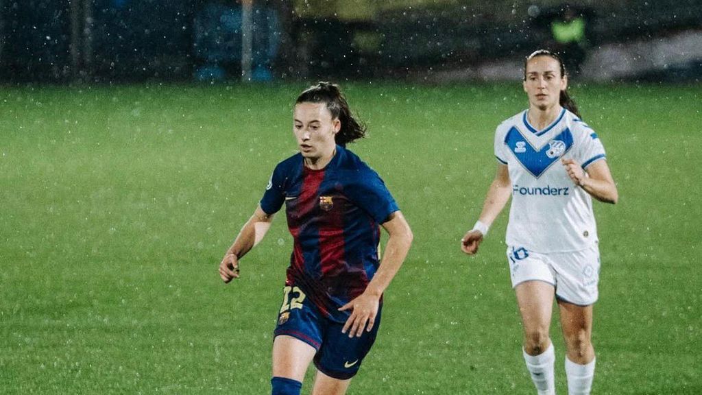 Rosalía Domínguez condueix la pilota als peus en un partit del Barça Femení B
