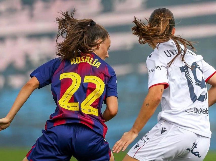 Rosalía Domínguez condueix la pilota als peus en un partit del Barça Femení B