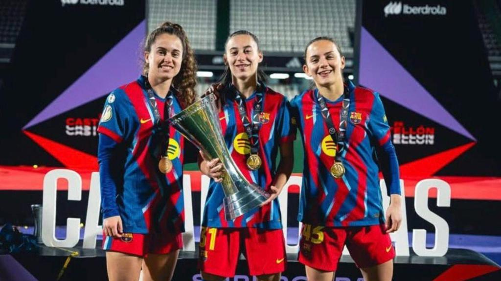 Laia Martret, Rosalía Domínguez i Carla Julià amb el trofeu de la Supercopa d'Espanya
