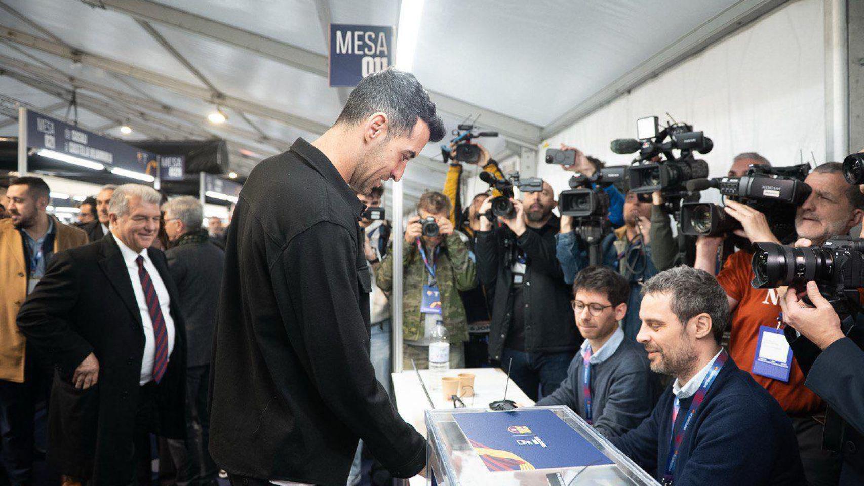 Sergio Busquets vota por Joan Laporta en las elecciones de 2026