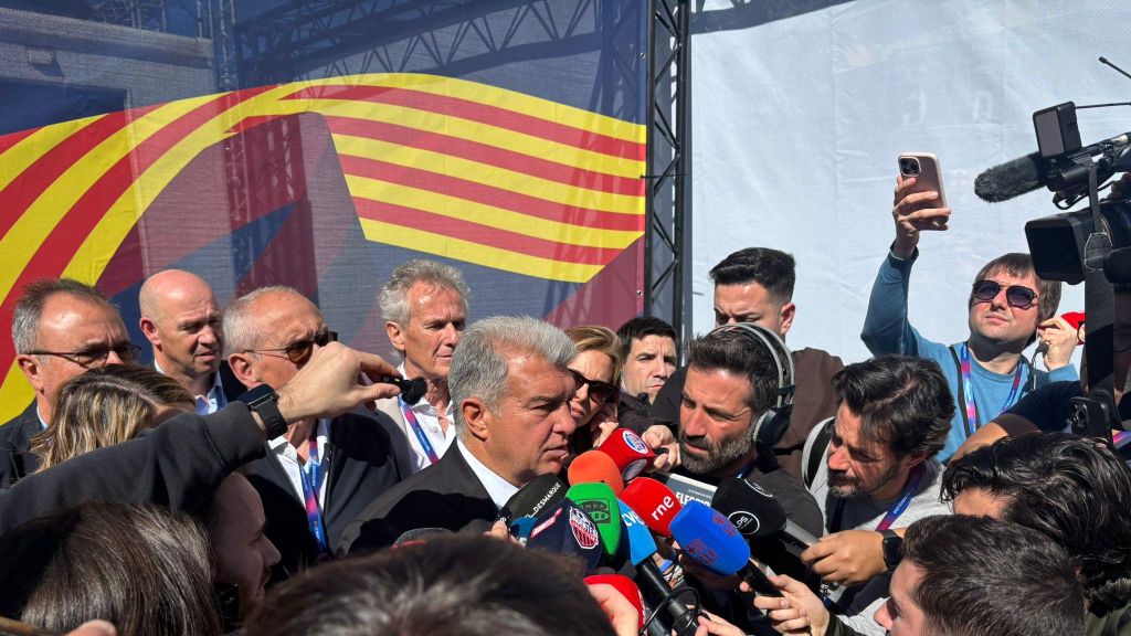 Joan Laporta atén els mitjans de comunicació en les eleccions del Barça