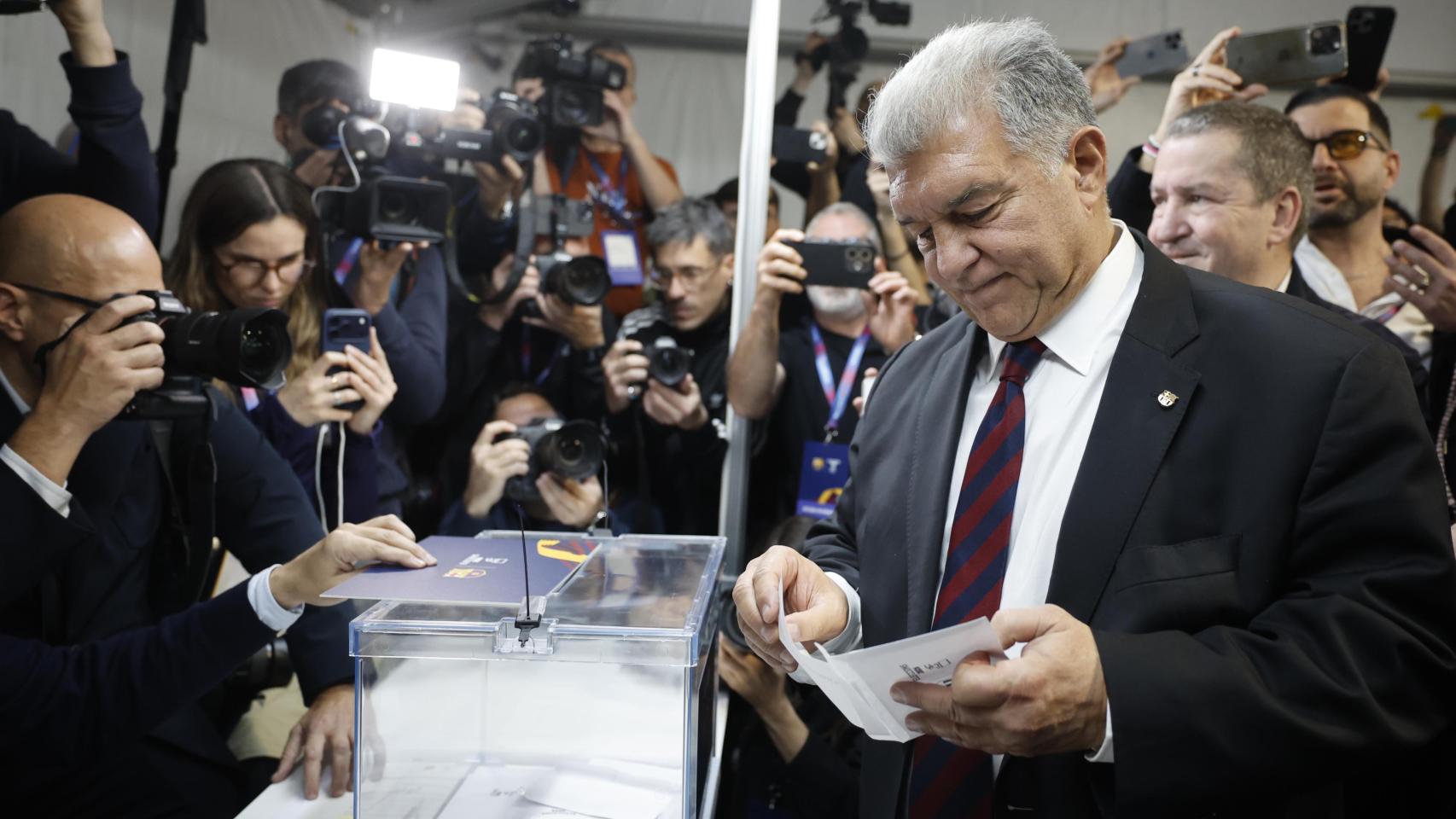 Joan Laporta deposita su voto en las elecciones presidenciales del Barça