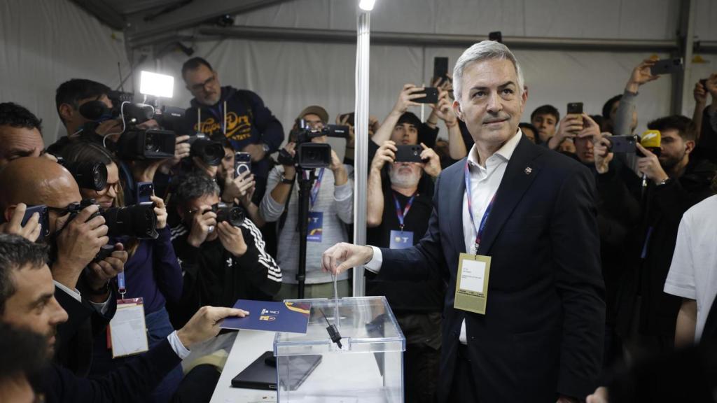 Víctor Font deposita su voto en las elecciones presidenciales del Barça
