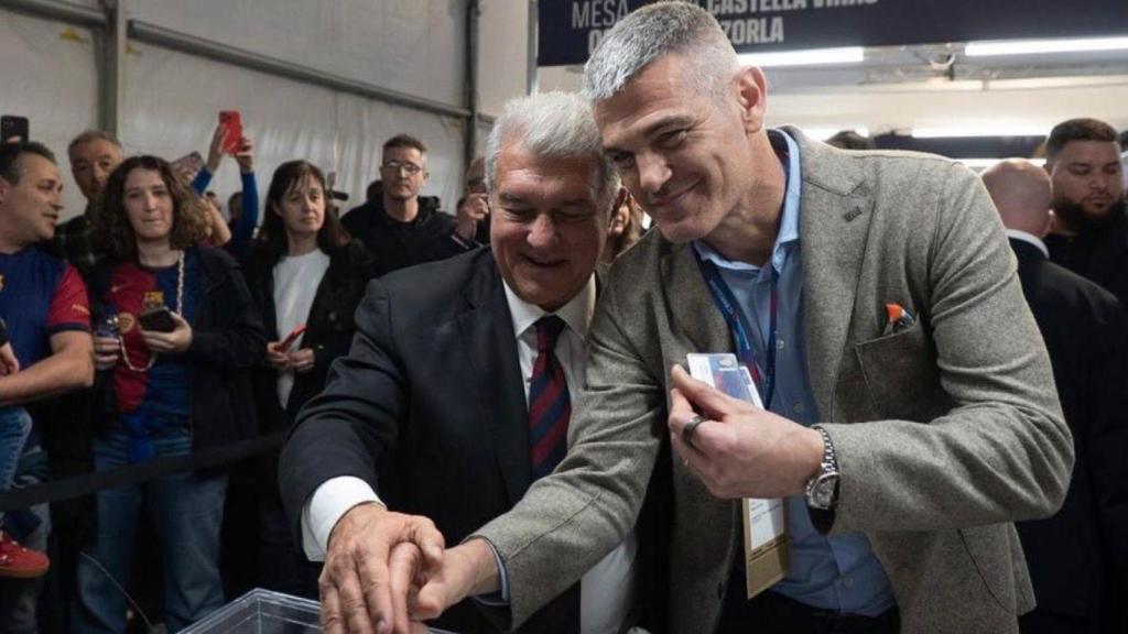 Enric Masip deposita su voto en las elecciones del Barça junto a Joan Laporta