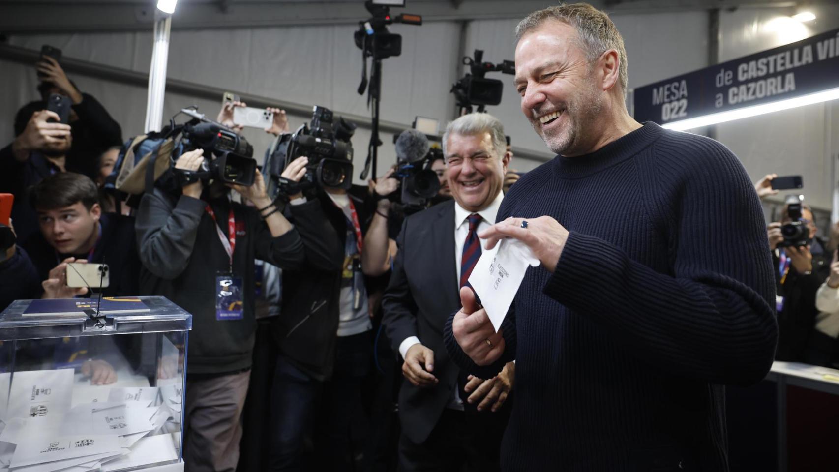 Hansi Flick deposita su voto a Joan Laporta en las elecciones a la presidencia del Barça de 2026