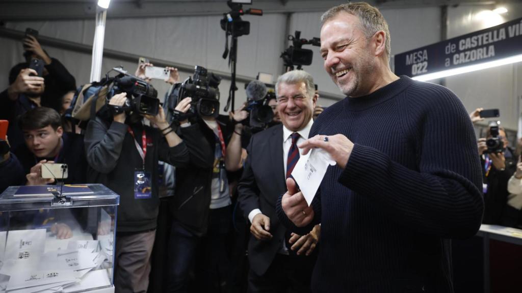 Hansi Flick deposita su voto a Joan Laporta en las elecciones a la presidencia del Barça de 2026