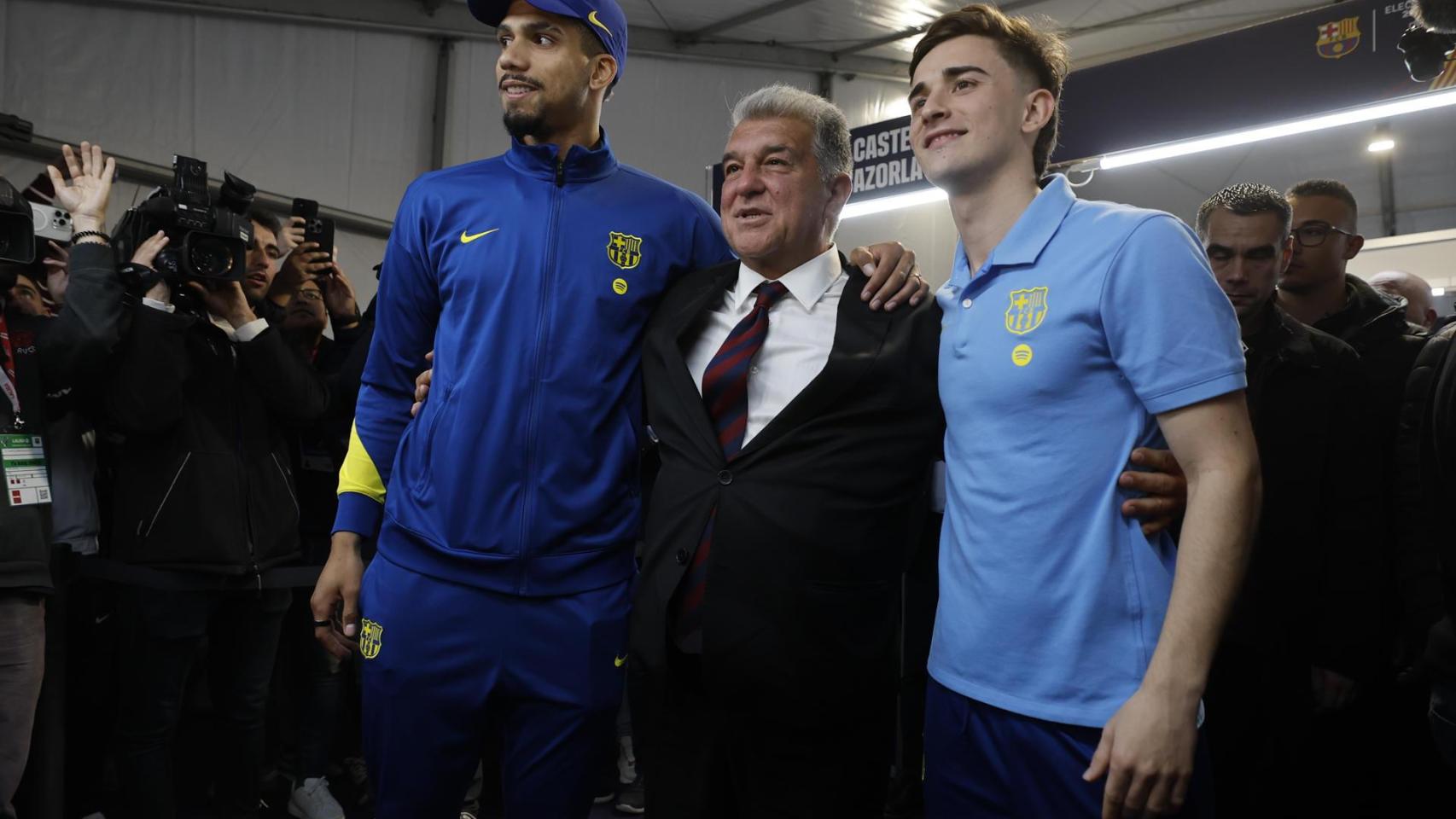 Laporta se abraza a Gavi y Araujo tras depositar su voto