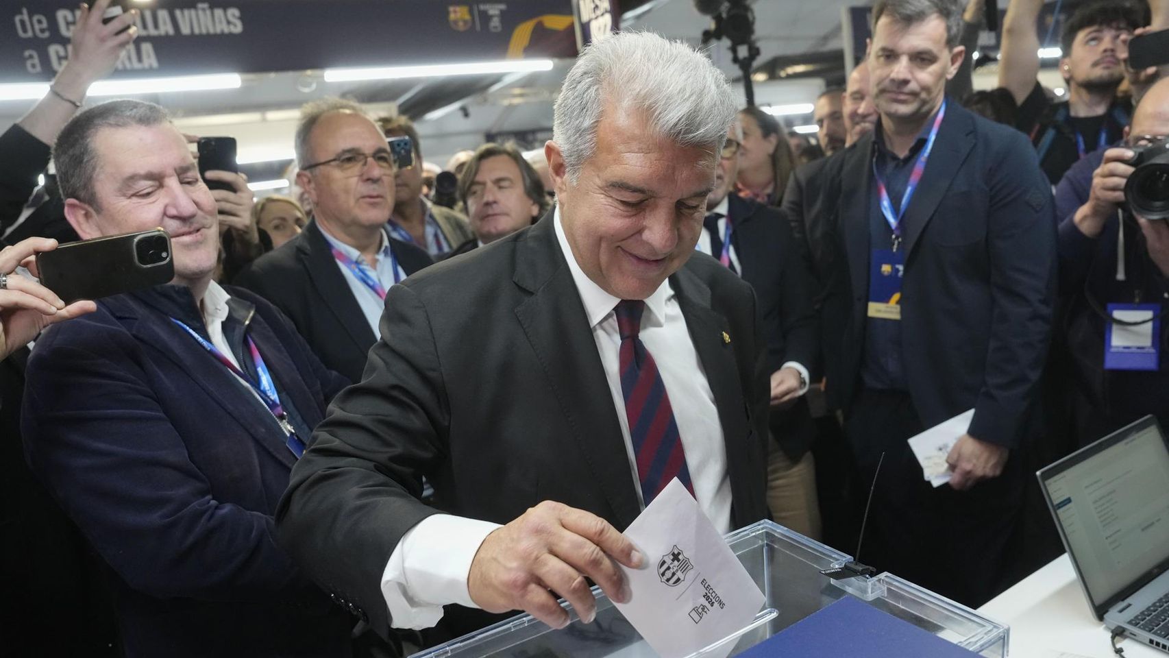 Joan Laporta deposita su voto en las elecciones a la presidencia del Barça