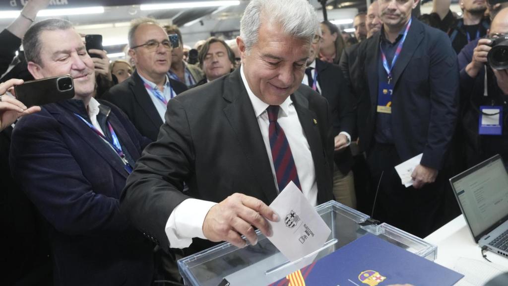 Joan Laporta, en el moment de votar.jpg