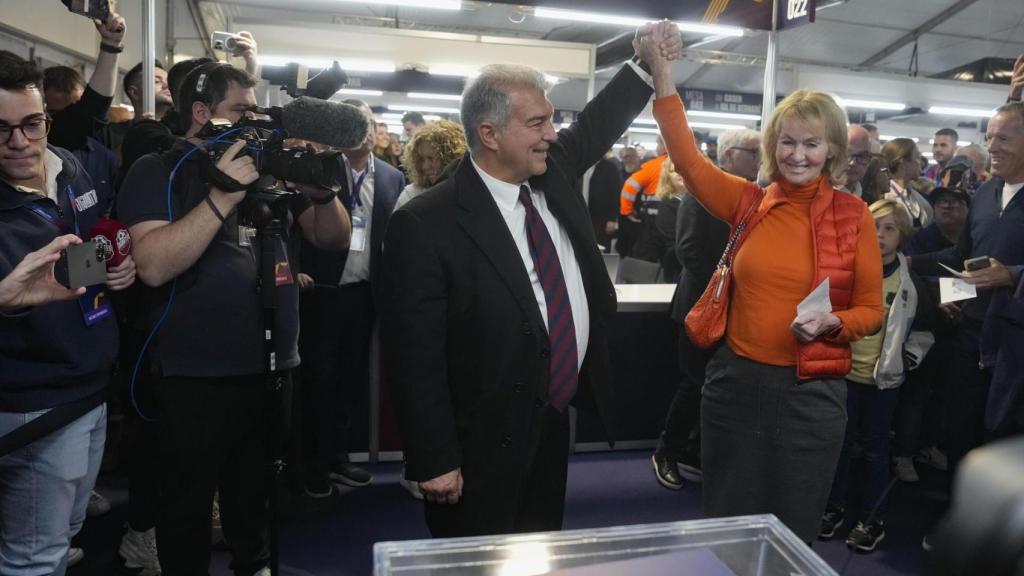 Joan Laporta junto a Danny Cruyff, votando en las elecciones a la presidencia del Barça