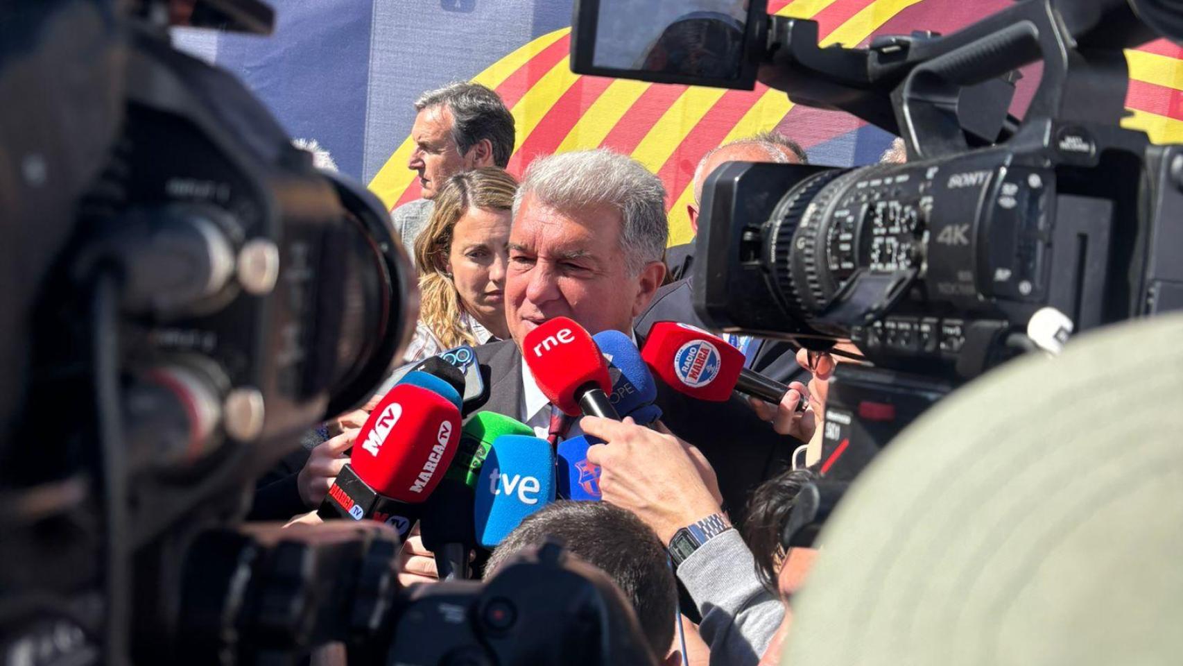 Joan Laporta atiende a los medios de comunicación en las elecciones del Barça