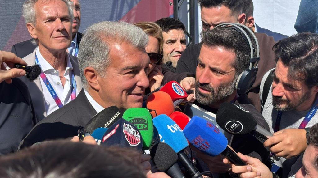 Joan Laporta atiende a los medios de comunicación en las elecciones del Barça