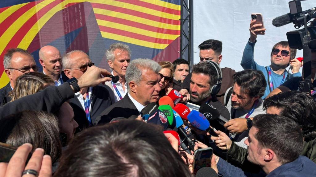 Joan Laporta atiende a los medios de comunicación en las elecciones del Barça
