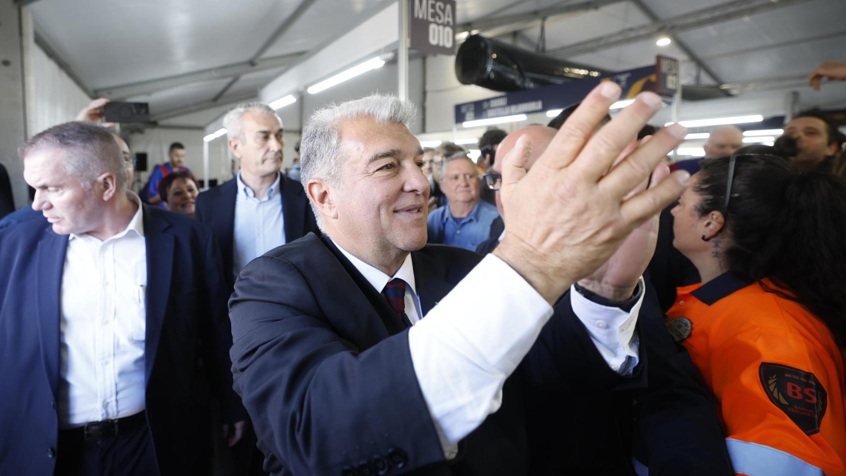 Joan Laporta aplaude a sus simpatizantes tras votar en las elecciones del Barça