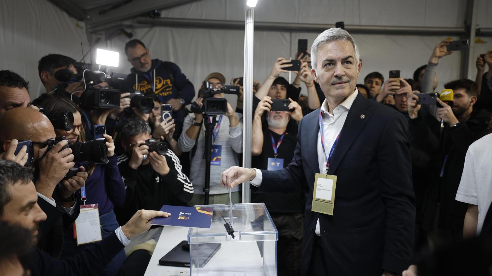 Víctor Font deposita su voto en las elecciones presidenciales del Barça