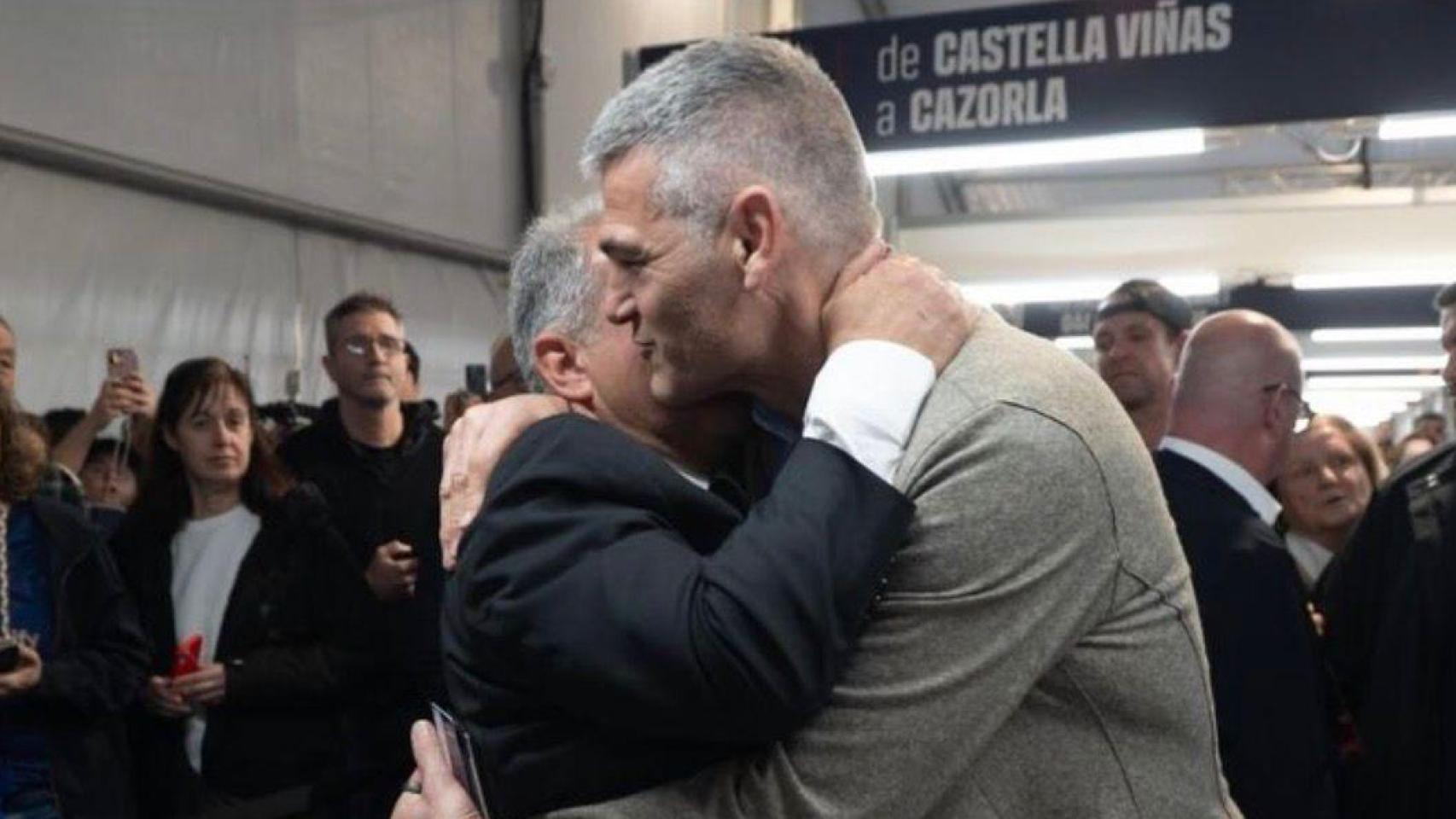 Joan Laporta y Enric Masip se abrazan en las urnas