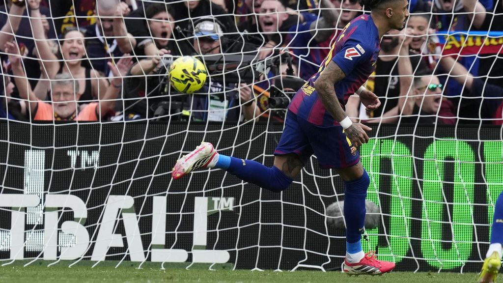 Raphinha marca un penalti de 'panenka' al Sevilla