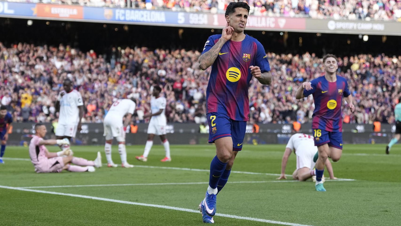 Joao Cancelo celebra su gol ante el Sevilla