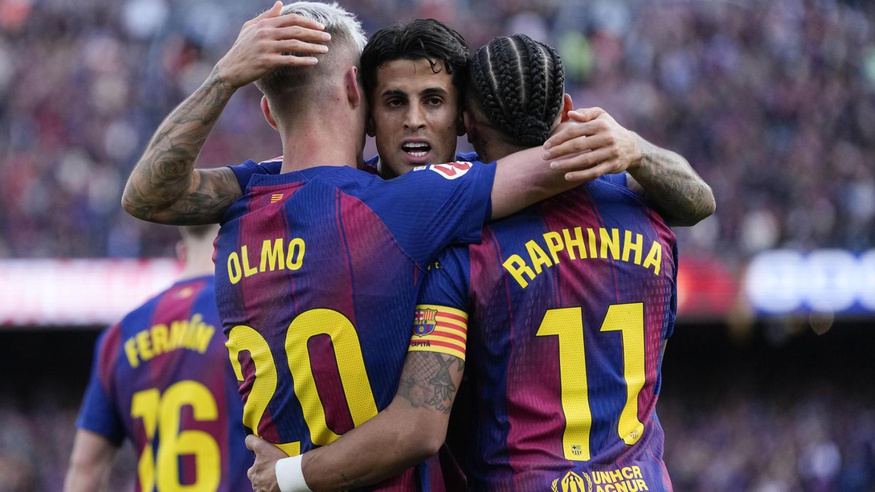 Raphinha, Cancelo y Olmo celebran la goleada ante el Sevilla