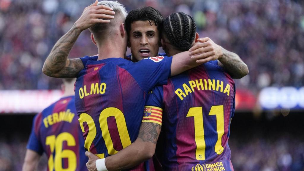 Raphinha, Cancelo y Olmo celebran la goleada ante el Sevilla