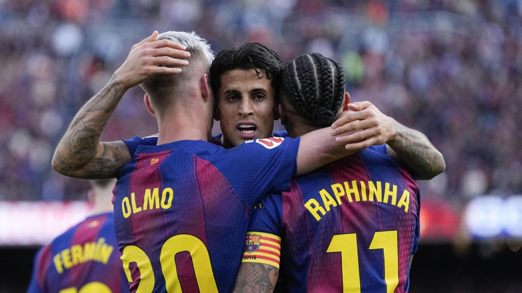 Raphinha, Cancelo y Olmo celebran la goleada ante el Sevilla