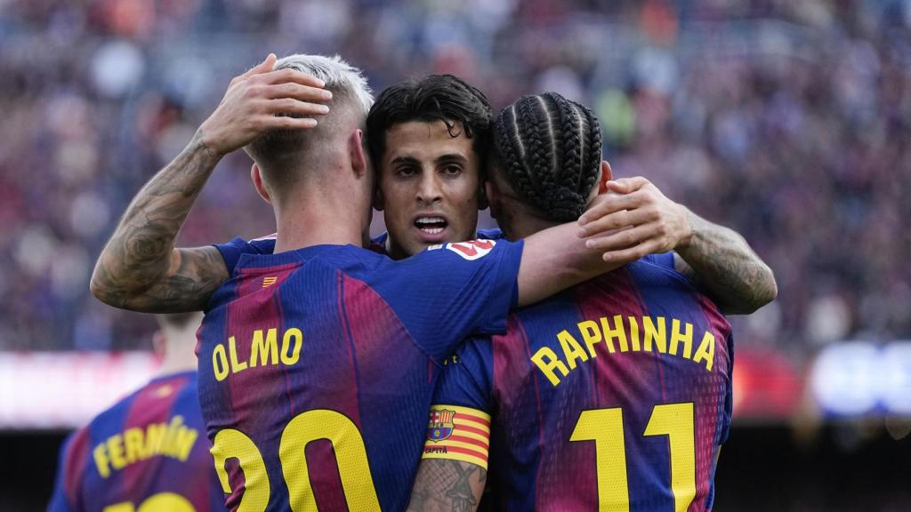 Raphinha, Cancelo y Olmo celebran la goleada ante el Sevilla