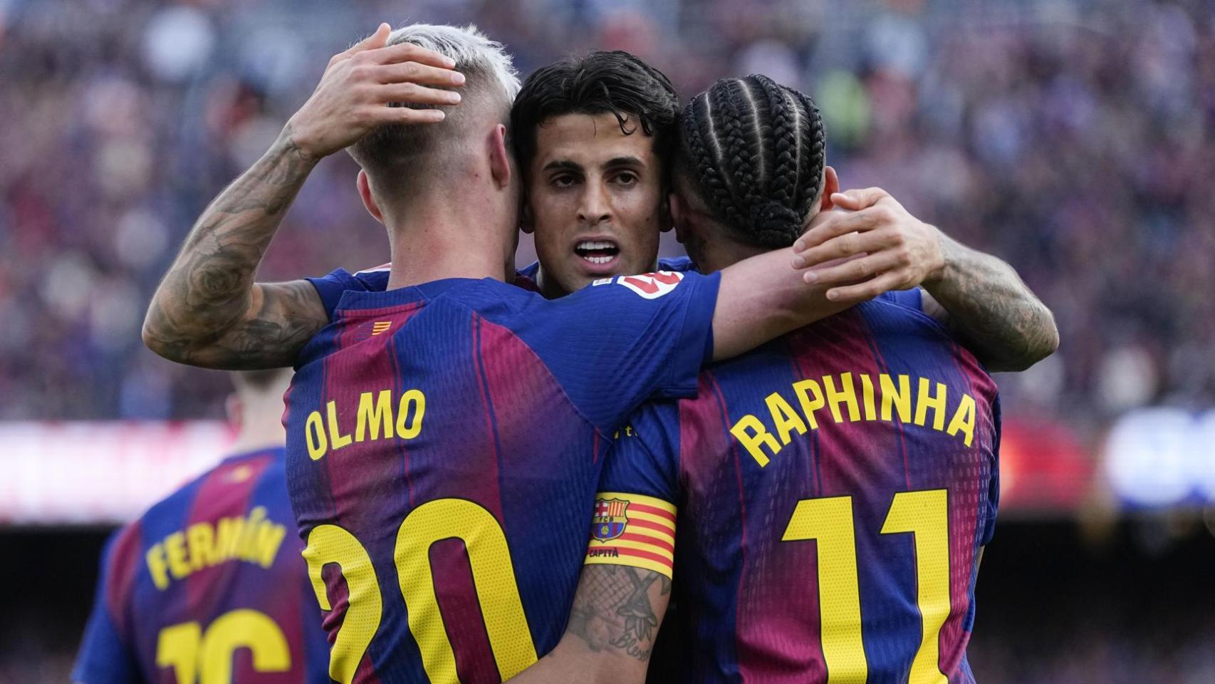 Raphinha, Cancelo y Olmo celebran la goleada ante el Sevilla