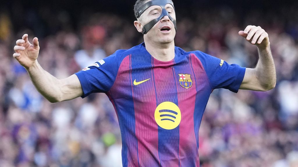 Robert Lewandowski es lamenta després de fallar una ocasió en el Barça-Sevilla