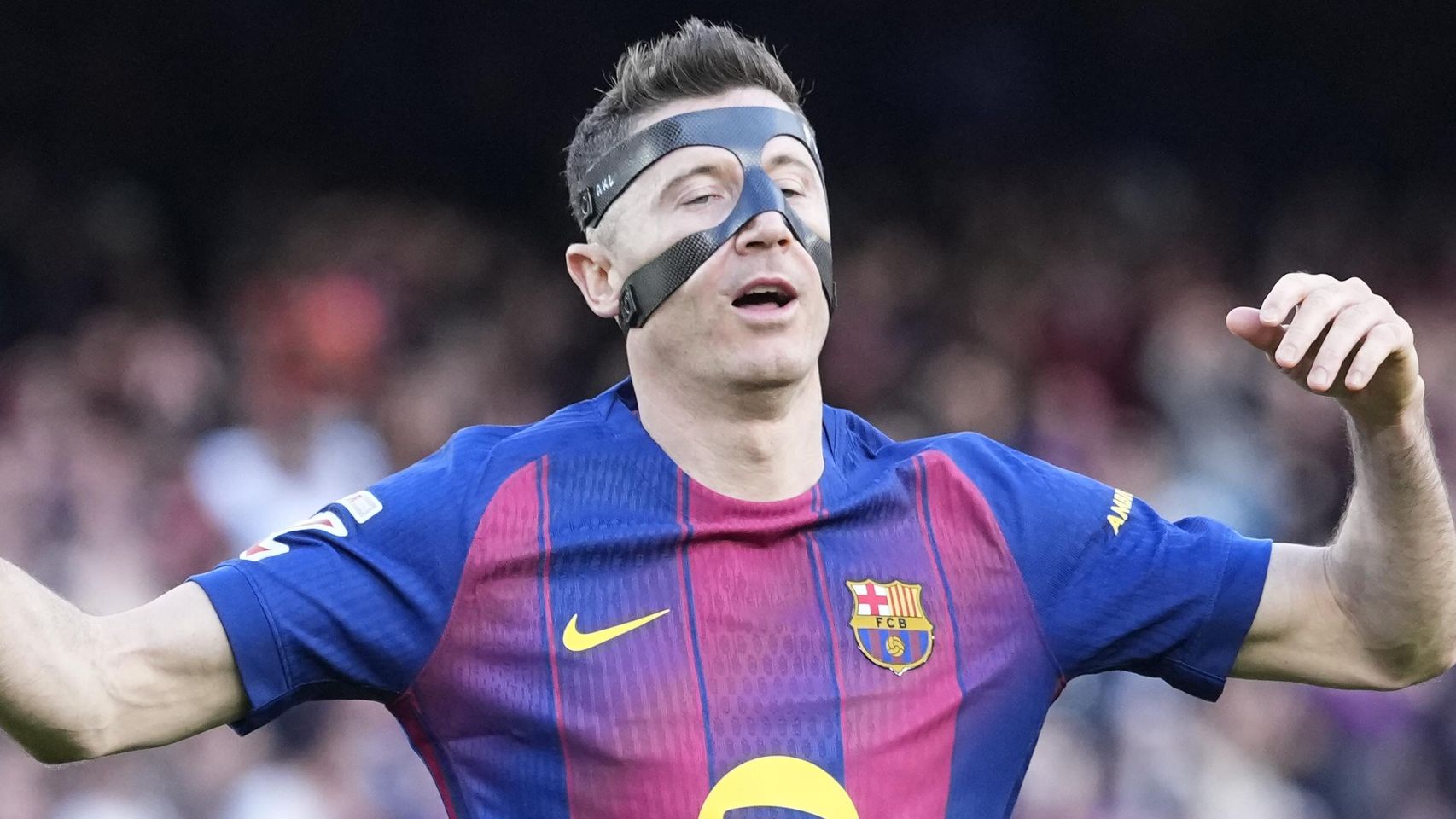 Robert Lewandowski se lamenta tras fallar una ocasión en el Barça-Sevilla