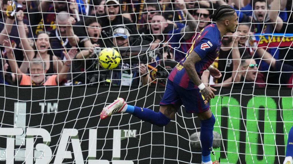 Raphinha marca un penalti de 'panenka' al Sevilla