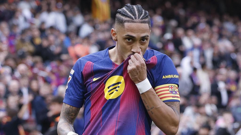 Raphinha se besa el escudo tras marcar al Sevilla