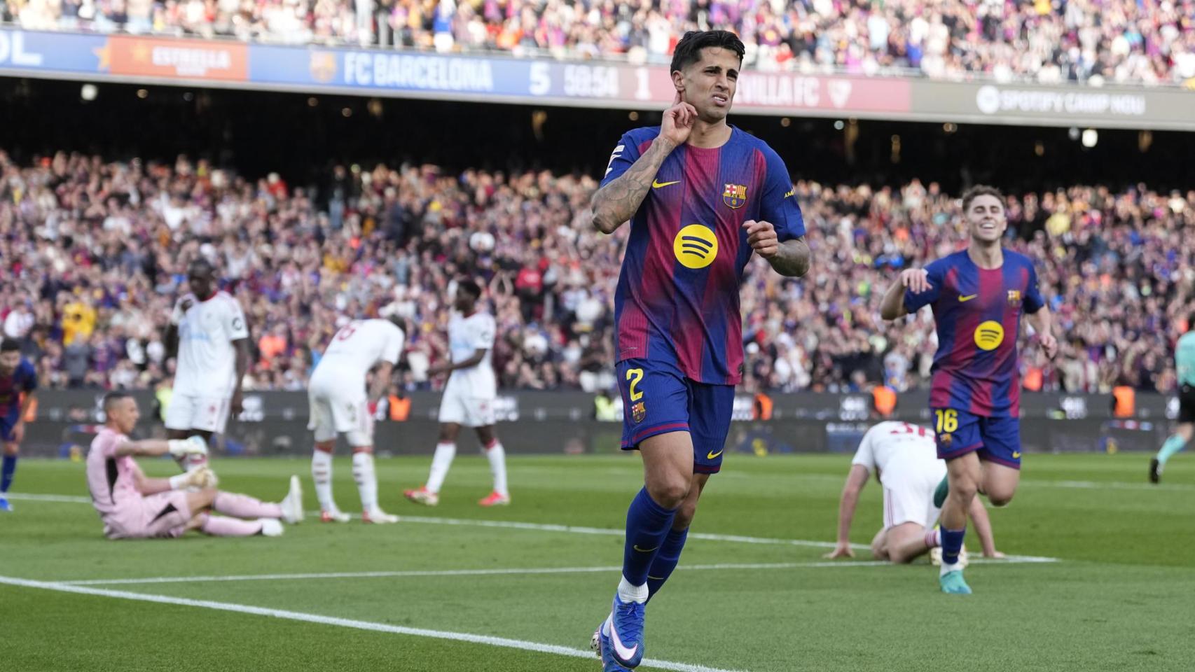 Joao Cancelo celebra su gol ante el Sevilla