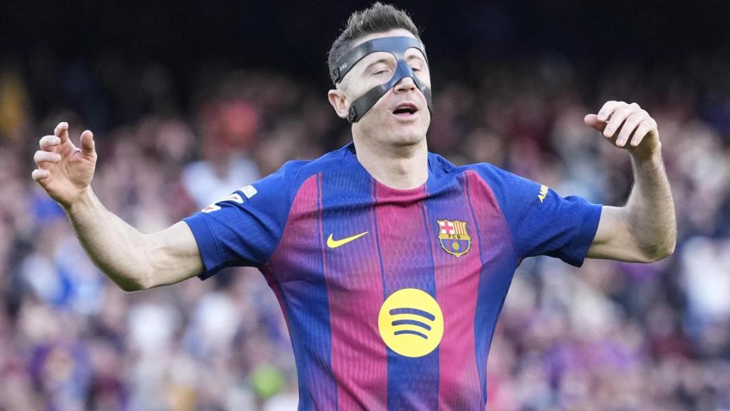 Robert Lewandowski se lamenta tras fallar una ocasión en el Barça-Sevilla