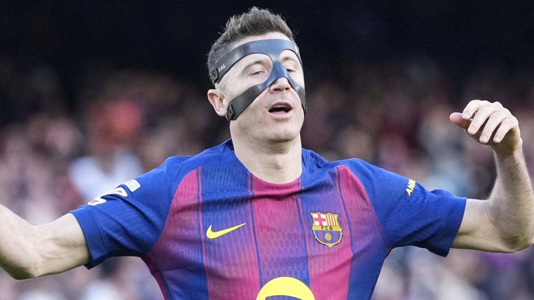 Robert Lewandowski se lamenta tras fallar una ocasión en el Barça-Sevilla