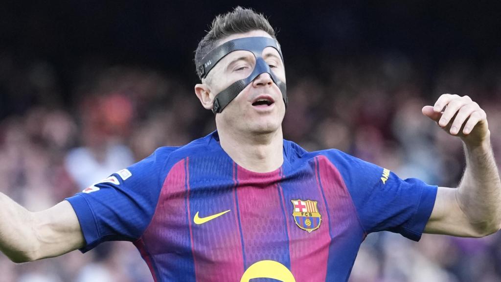 Robert Lewandowski se lamenta tras fallar una ocasión en el Barça-Sevilla
