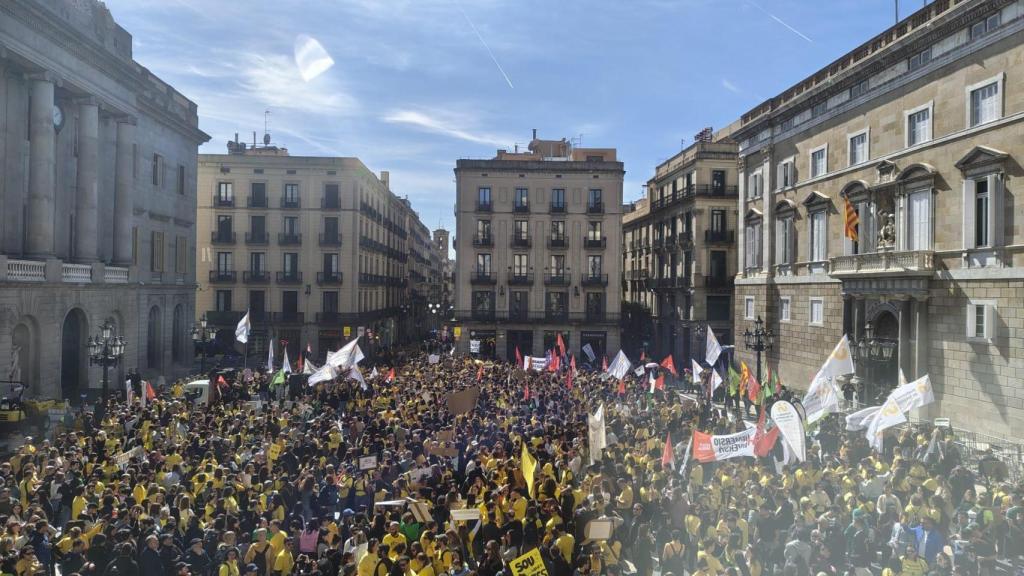 La manifestación de profesores en la Plaça Sant Jaume