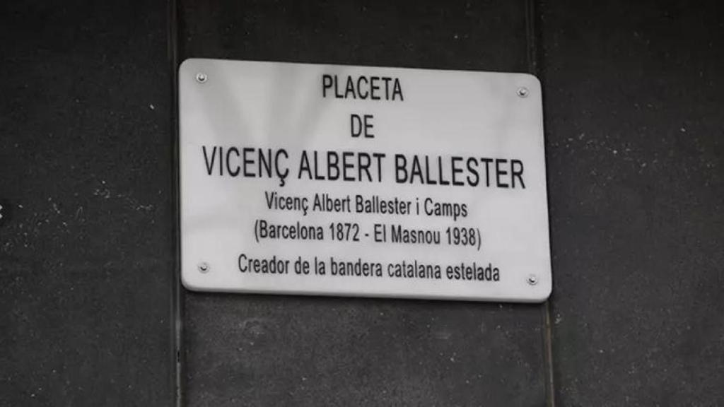Placa dedicada a Vicenç Albert Ballester, colgada en Barcelona durante el primer y único mandato de CiU