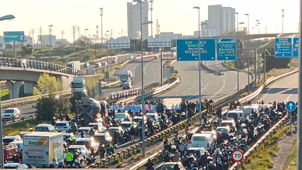 Tall a l'A-2 per la manifestació de docents